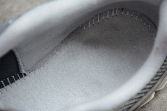 NEW BALANCE SNEAKER 002