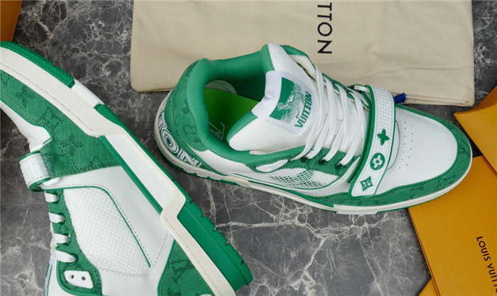 LV SNEAKER LV-000198